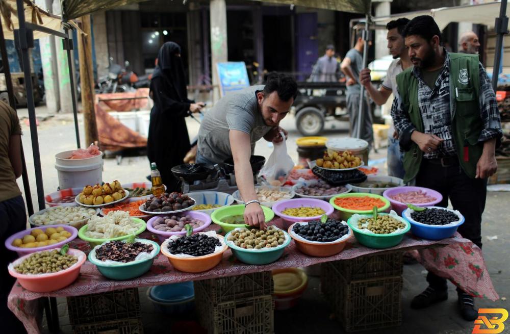 أعمال مؤقتة للعاطلين في أسواق غزة برمضان