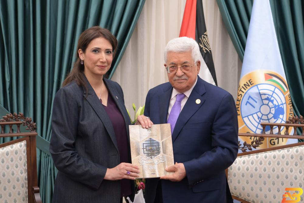 الرئيس يتسلم التقرير السنوي للجهاز المركزي للإحصاء من رئيس الجهاز علا عوض-تصوير ثائر غنايم الرئيس يتسلم التقرير السنوي للإحصاء وهيئة التقاعد وديوان الرقابة