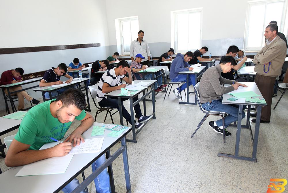 صورة توضيحية-طلاب يؤدون إمتحان الثانوية العامة-أرشيف وفا ’التربية’ و’المالية’ تتفقان على تسريع صرف مستحقات العاملين في ’الإنجاز’