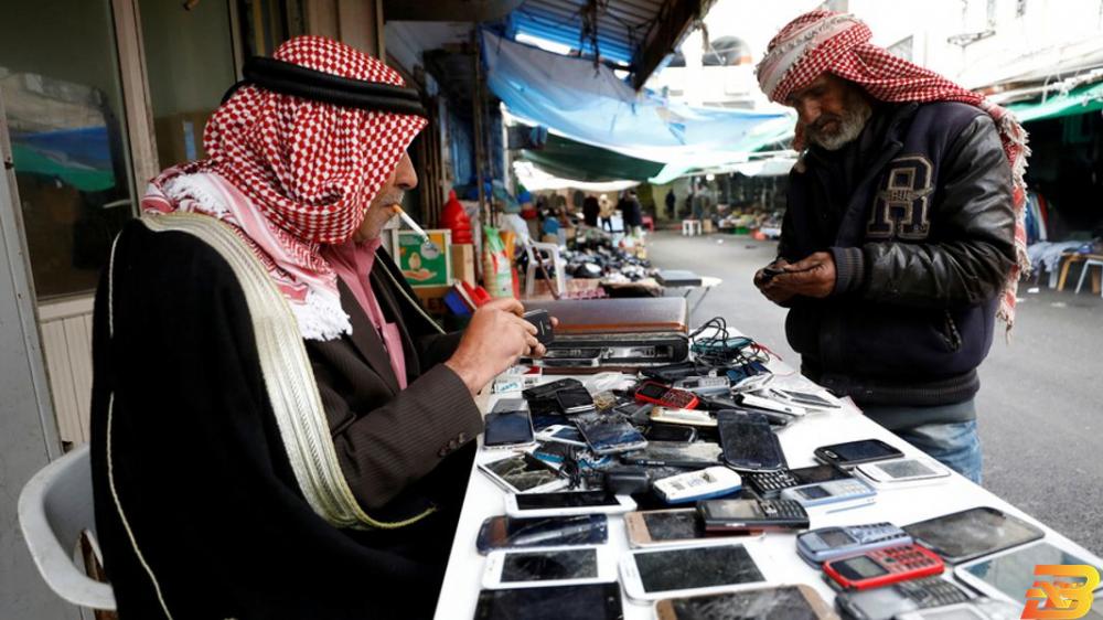 مواطن يبيع هواتف خلوية مستعملة وسط رام الله-أرشيف رويترز 4.3 مليون مشترك في الاتصالات الخلوية في فلسطين