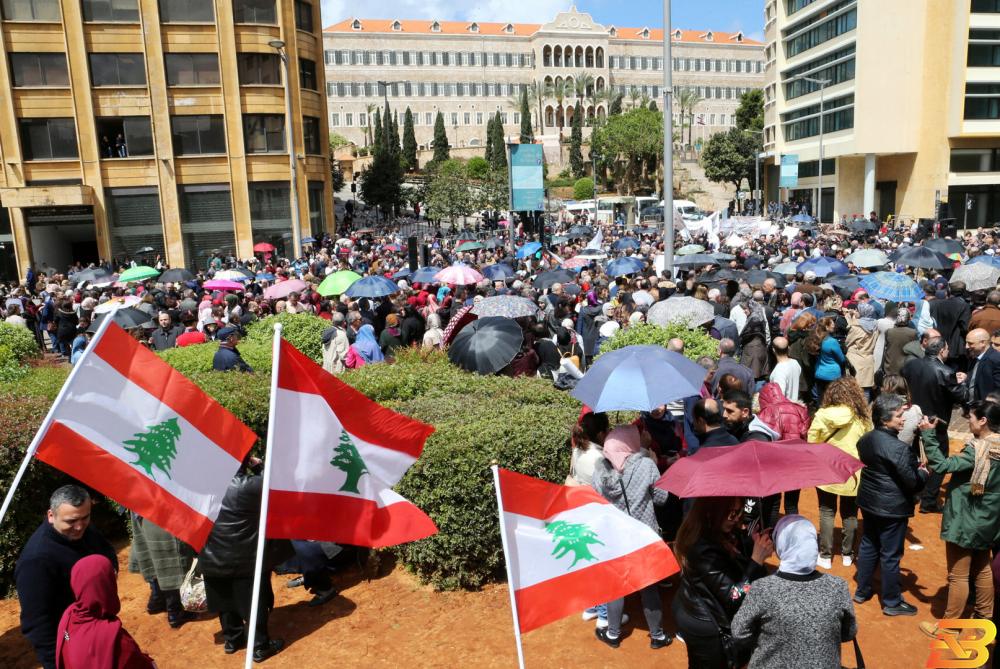 موظفو الإدارة العامة في لبنان يحملون الأعلام أثناء احتجاج في وسط العاصمة بيروت يوم 17 أبريل نيسان 2019. تصوير: محمد عزاقير - رويترز. اتحاد عمالي في لبنان يحذر من إضرابات واسعة في مواجهة تخفيضات الميزانية