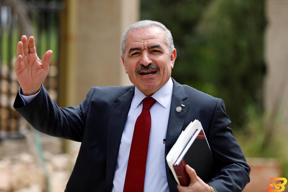 رئيس الوزراء الفلسطيني محمد اشتية في رام الله بالضفة الغربية يوم 15 أبريل نيسان 2019. تصوير: محمد تركمان - رويترز. اشتية: لم يتم التشاور معنا بشأن مؤتمر اقتصادي تعقده أمريكا