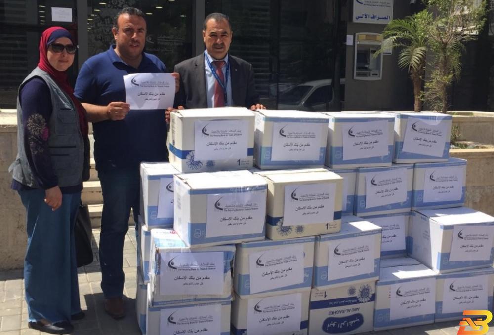 جانب من تسليم التبرع طولكرم: بنك الإسكان يتبرع بطرود غذائية للمركز الثقافي لتنمية الطفل