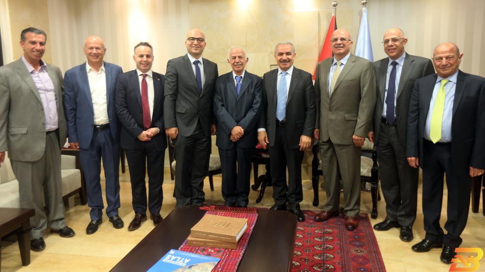 رام الله: رئيس الوزراء يلتقي وفدا من رجال الأعمال المقدسيين