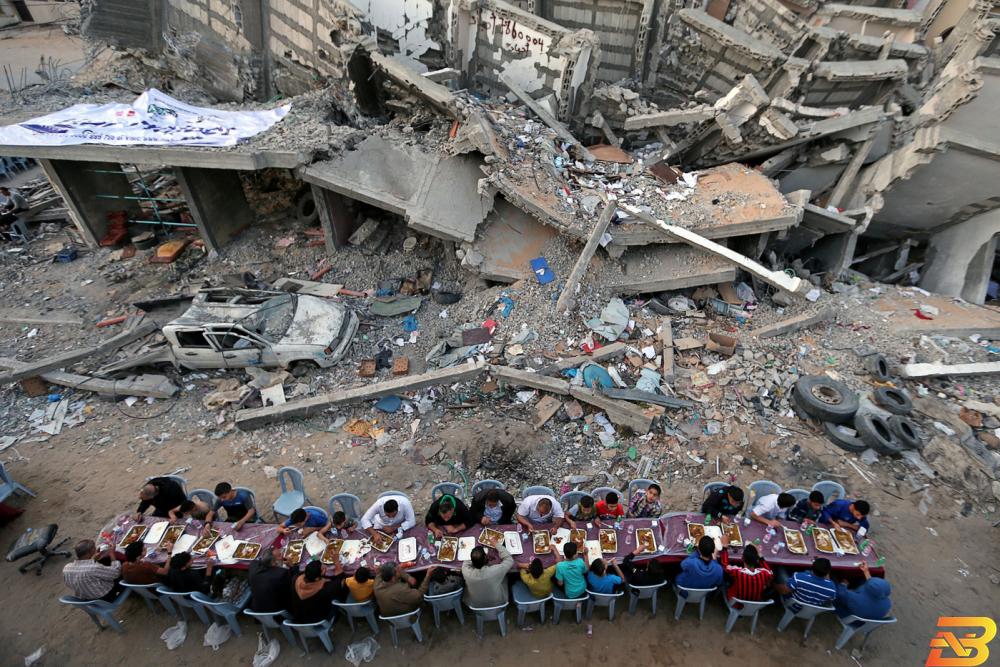 فلسطينيون يفطرون بالقرب من حطام مبنى في غزة يوم 18 مايو أيار 2019. تصوير: إبراهيم أبو مصطفى - رويترز منظمة التحرير تدعو دولا عربية إلى مراجعة موقفها من مؤتمر المنامة