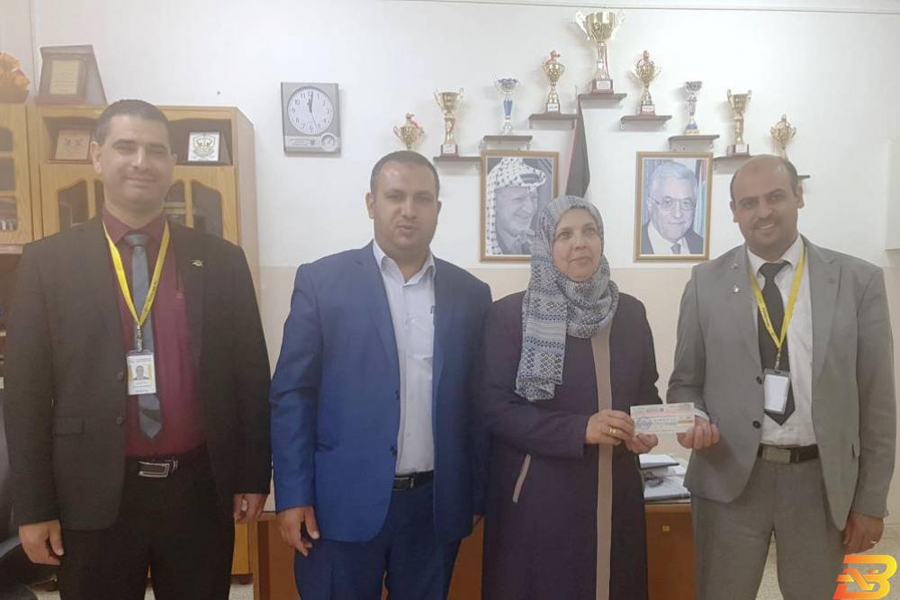 جانب من تسليم الدعم البنك الإسلامي الفلسطيني يدعم مدرسة بنات التعامرة الثانوية