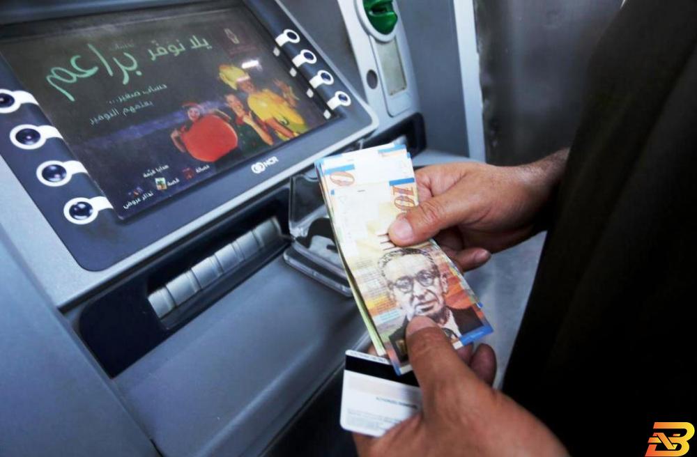 مواطن يستخدم الصراف الآلي-أرشيف وكالات المالية: صرف 60% من رواتب الموظفين بعد غد الخميس عبر البنوك