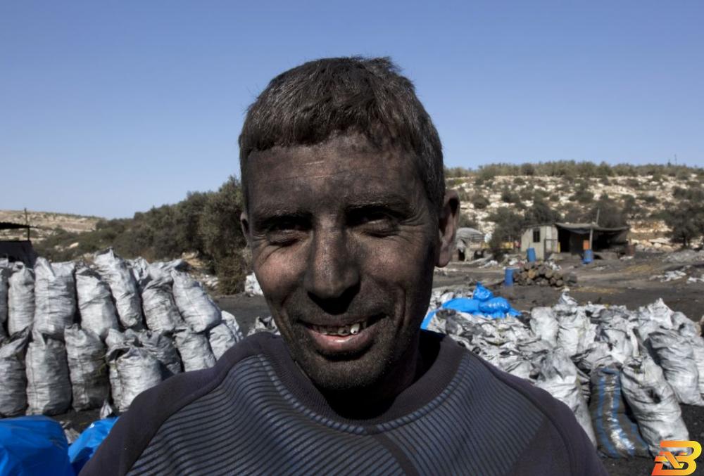 صور توضيحية-عامل فلسطيني يعمل في مجال تصنيع الفحم في جنين-أرشيف وكالات عشية ’يوم البيئة’: قطاع الطاقة أكبر مولد للمنبعثات في فلسطين
