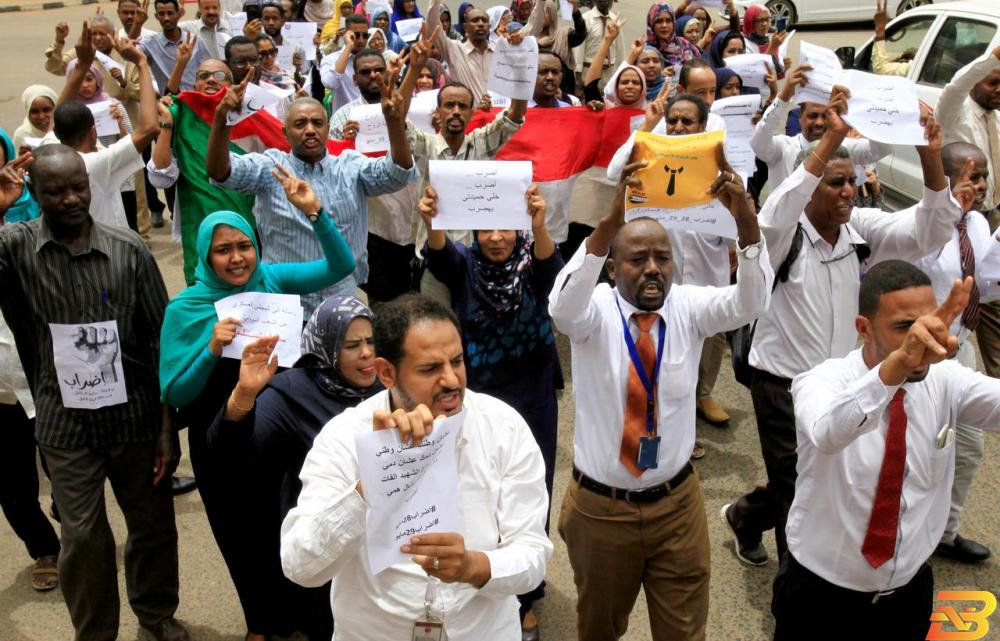افراد من المعارضة السودانية يرددون شعارات أمام مبنى اداري في اليوم الأول من اضراب في الخرطوم يوم الأربعاء. تصوير: محمد نور الدين عبد الله - رويترز. البنوك تغلق أبوابها في اليوم الثاني من إضراب المعارضة السودانية