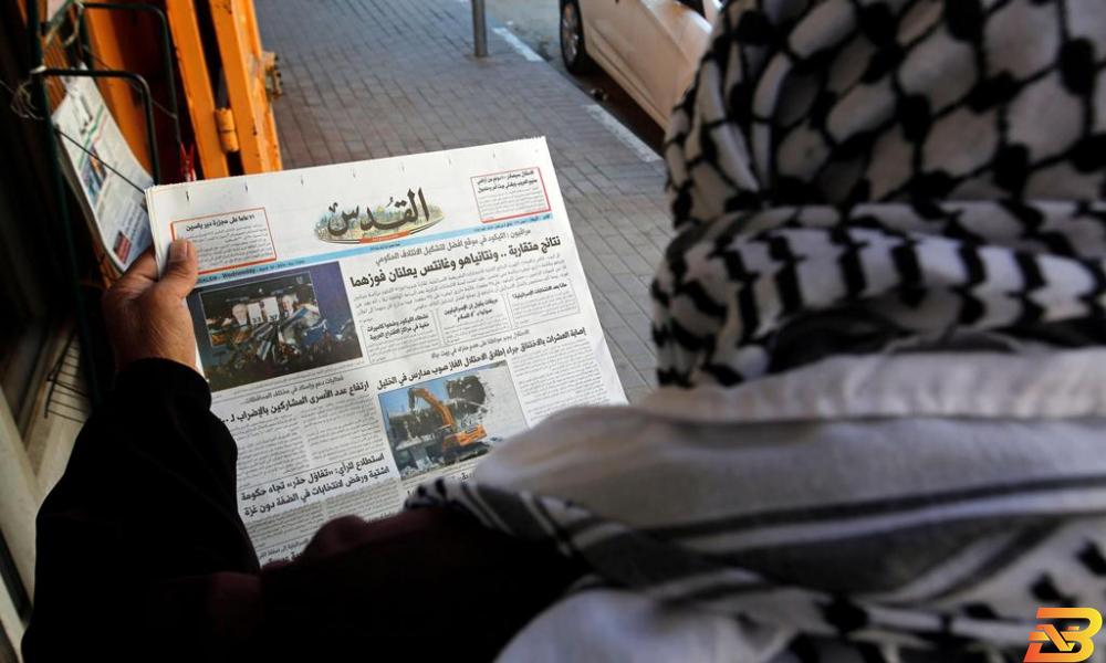 صورة توضيحية-فلسطيني يطالع صحيفة القدس المحلية-أرشيف وكالات الوثائق المسربة حول رواتب الوزراء تثير بلبلة في الشارع الفلسطيني