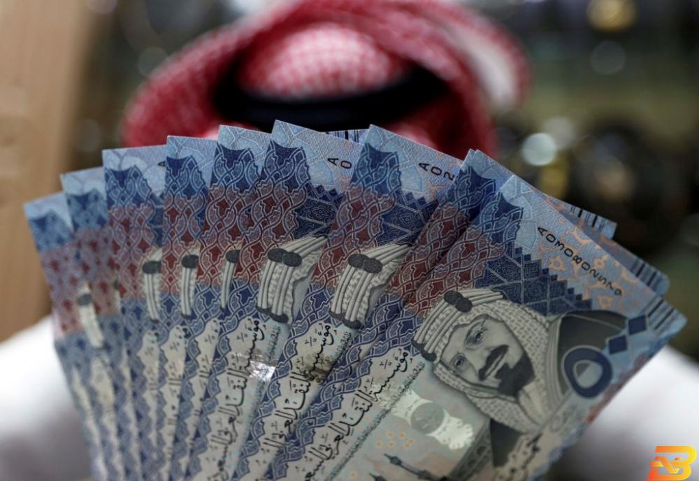 أوراق من عملة الريال السعودي-أرشيف رويترز المركزي السعودي يحذر من تضرر النمو جراء التباطؤ العالمي 