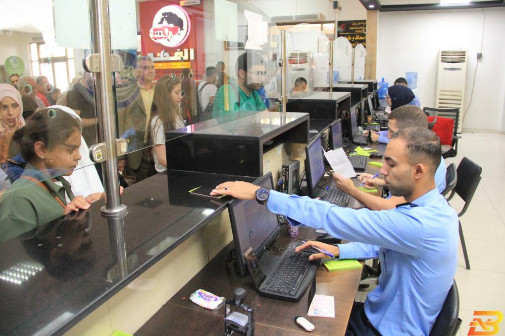 مسافرون على معبر الكرامة-أرشيفية تعديل ساعات العمل على معبر الكرامة اليوم وغدا