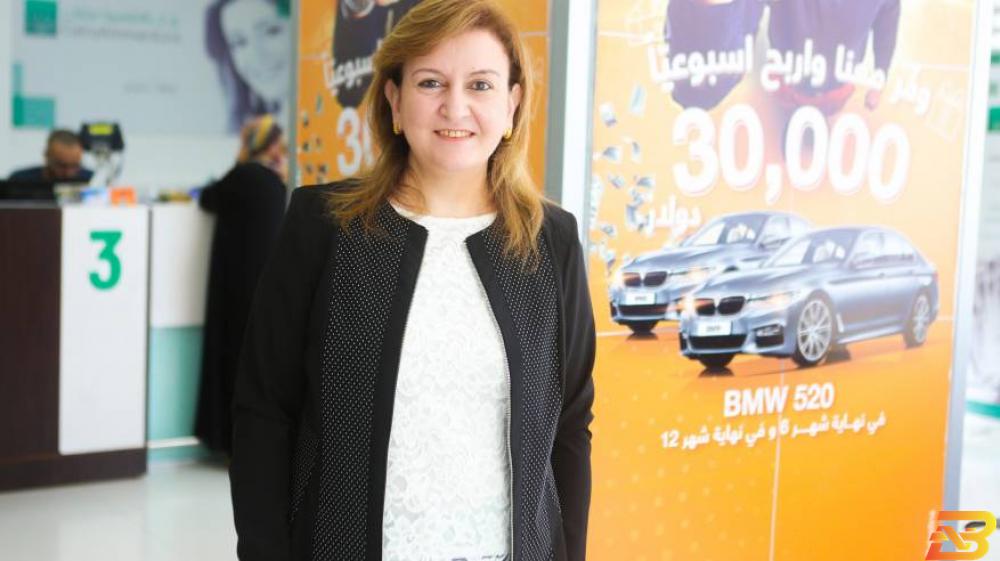 جانب من تسليم الجائزة صيدلانية من نابلس تفوز ب30 ألف دولار من بنك القاهرة عمان