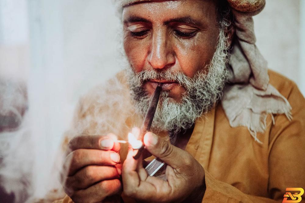 رجل عماني يدخن التبغ-تصوير وكالات-صورة توضيحية سلطنة عمان تفرض ضريبة جديدة الشهر الحالي لزيادة الإيرادات