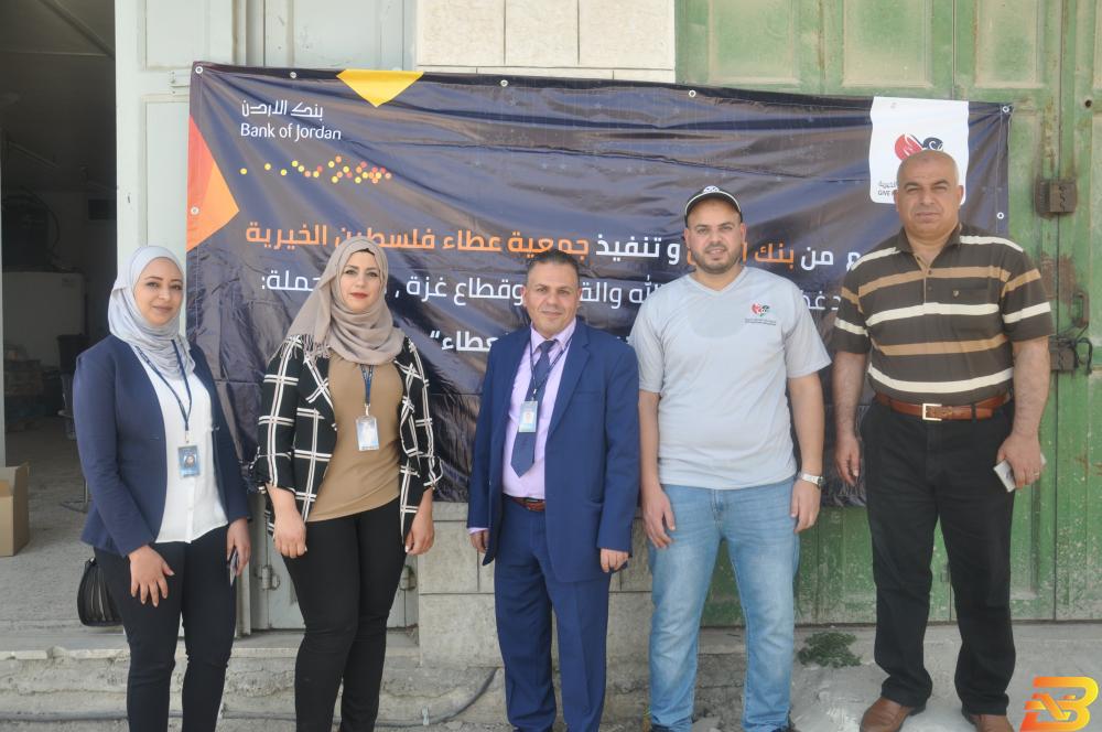 جانب من توزيع الطرود ’عطاء فلسطين’ توزع طرودا غذائية بدعم من بنك الأردن