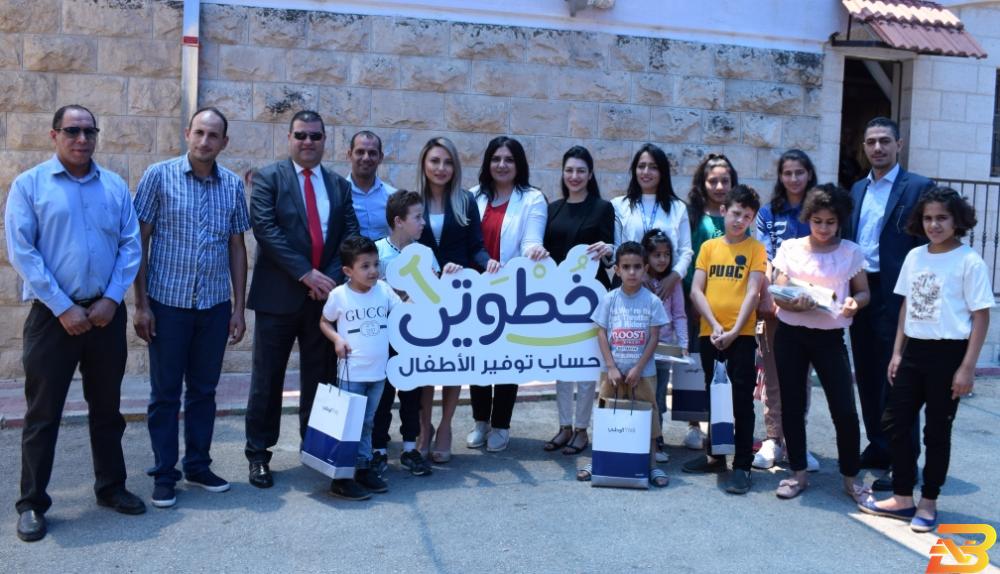 جانب من تسليم التبرع البنك الوطني يسلم الدفعة الأولى من أجهزة نت كتابي لقرى الأطفال