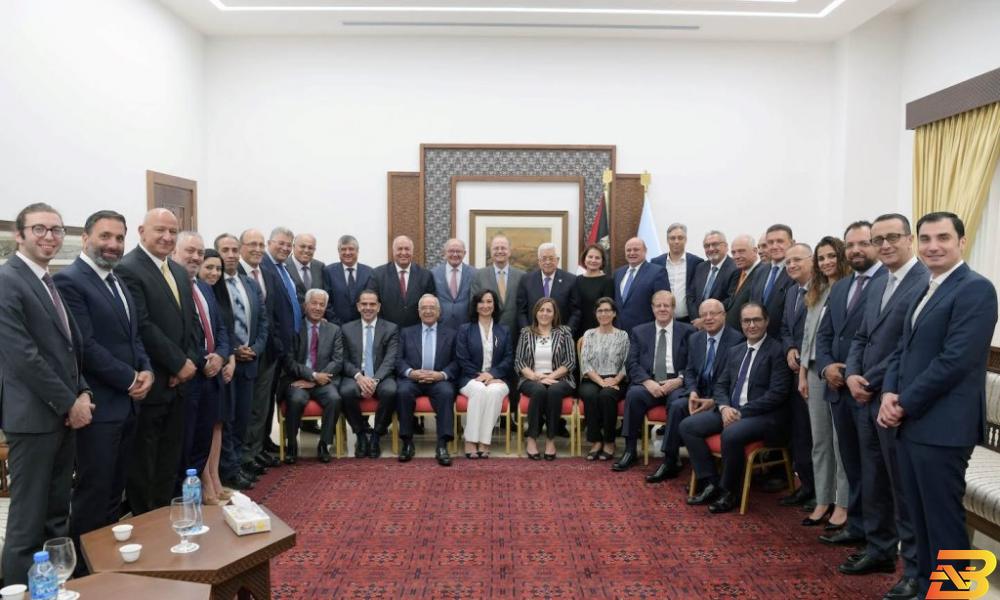 الرئيس محمود عباس، يستقبل أعضاء الهيئة العامة ومجلس إدارة صندوق الاستثمار وإدارته التنفيذية-تصوير ثائر غنايم الرئيس يتسلم التقرير السنوي لصندوق الاستثمار الفلسطيني