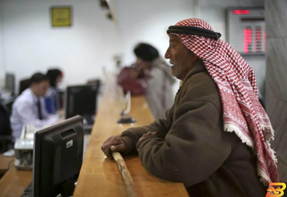 فلسطيني داخل بنك في رام الله - أرشيف رويترز الشوا: الوضع المالي الفلسطيني على شفا الانهيار