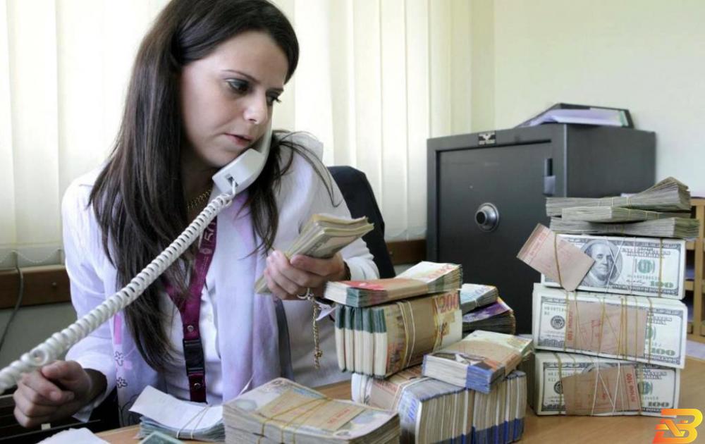 موظفة في أحد البنوك الفلسطينية-أرشيف وكالات جهاز فلسطين المصرفي يبحث حلولا مالية وسط عاصفة ’المقاصة’