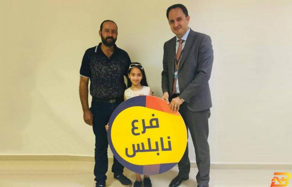 إحدى الفائزات تتسلم جائزتها بنك الأردن يعلن عن الفائزين بجوائز حسابات التوفير بحملة ’الخير كتير’