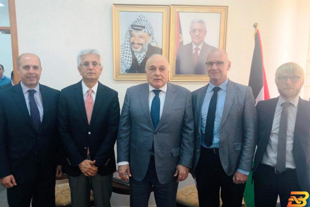 جانب من الاجتماع بشارة يطلع وفدا من البنك الدولي على الوضع المالي والاقتصادي