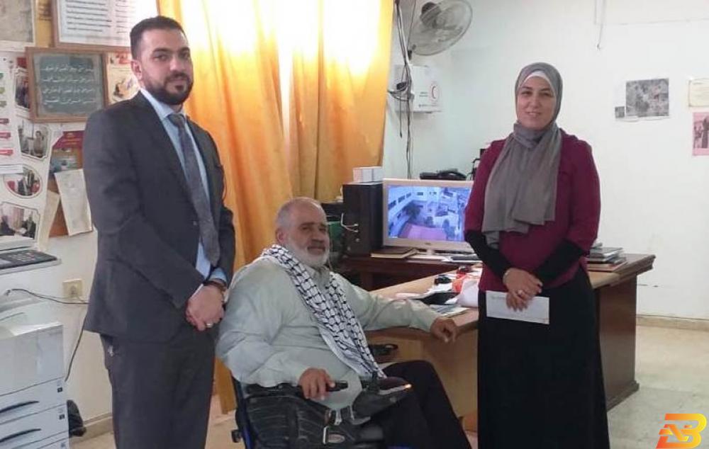 جانب من تسليم الدعم البنك الإسلامي الفلسطيني يتبرع لقرية العقبة في الأغوار الشمالية