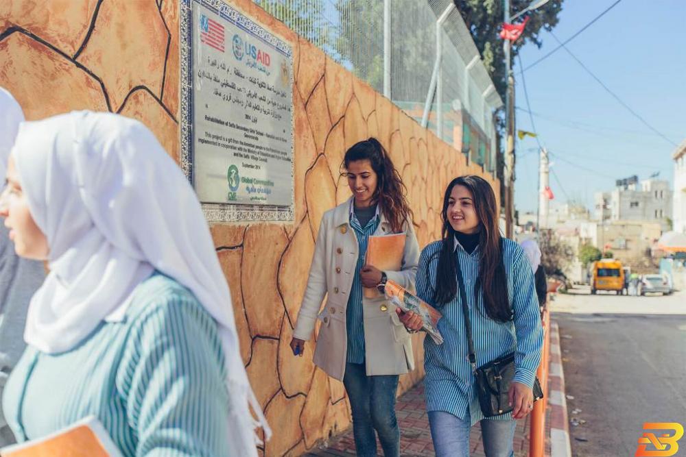 صورة تضمنتها الخطة لطالبات من مدرسة صفا غرب رام الله، حيث تلقت المدرسة دعما من الوكالة الأميركية للتنمية الدولية النص الكامل للخطة الاقتصادية الأميركية باللغة العربية