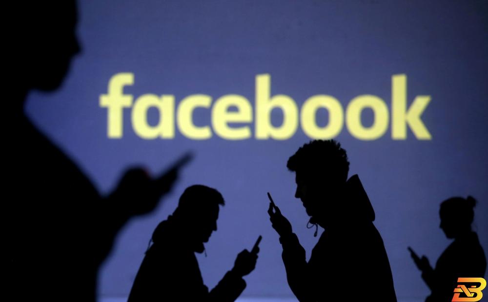شعار فيسبوك في صورة من أرشيف رويترز فيسبوك تقول إن بعض المستخدمين يواجهون عطلا بمنصاتها الإلكترونية