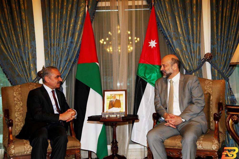 رئيس الوزراء الفلسطيني محمد اشتية ونظيره الأردني عمر الرزاز-تصوير بترا مذكرات تفاهم بين فلسطين والأردن في مجالات الطاقة والصحة والنقل