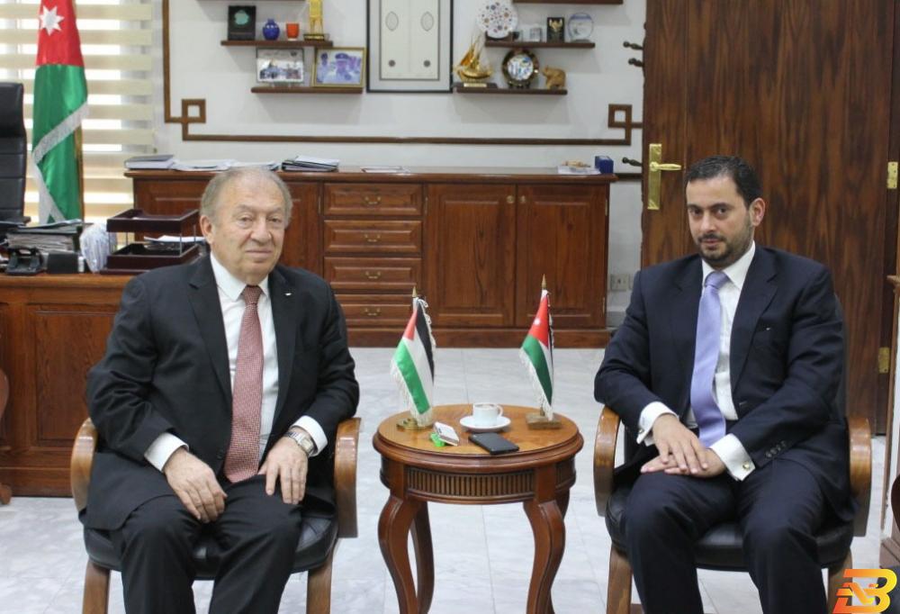 جانب من الاجتماع الشروع في إنشاء الشركة الحرة الأردنية الفلسطينية المشتركة