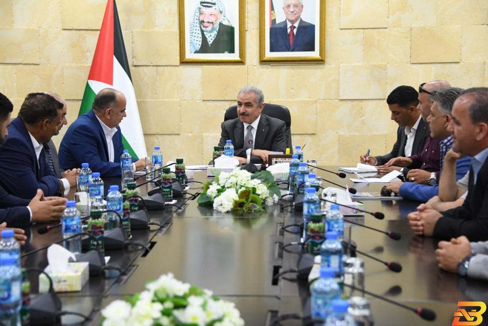 جانب من اللقاء اشتية: استراتيجيتنا الانفكاك عن الاحتلال وتعزيز منتجنا الوطني