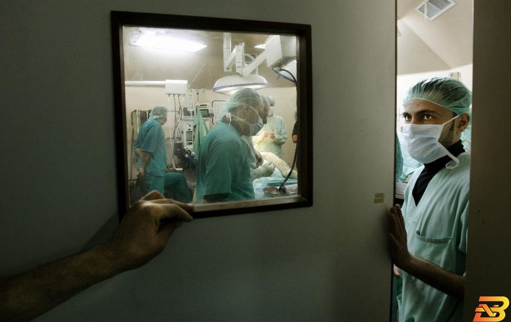 صورة توضيحية-طواقم طبية تجري عملية في إحدى المستشفيات الفلسطينية-أرشيف وكالات المستشفيات تطالب الحكومة بمستحقاتها، ووزارة المالية ترد