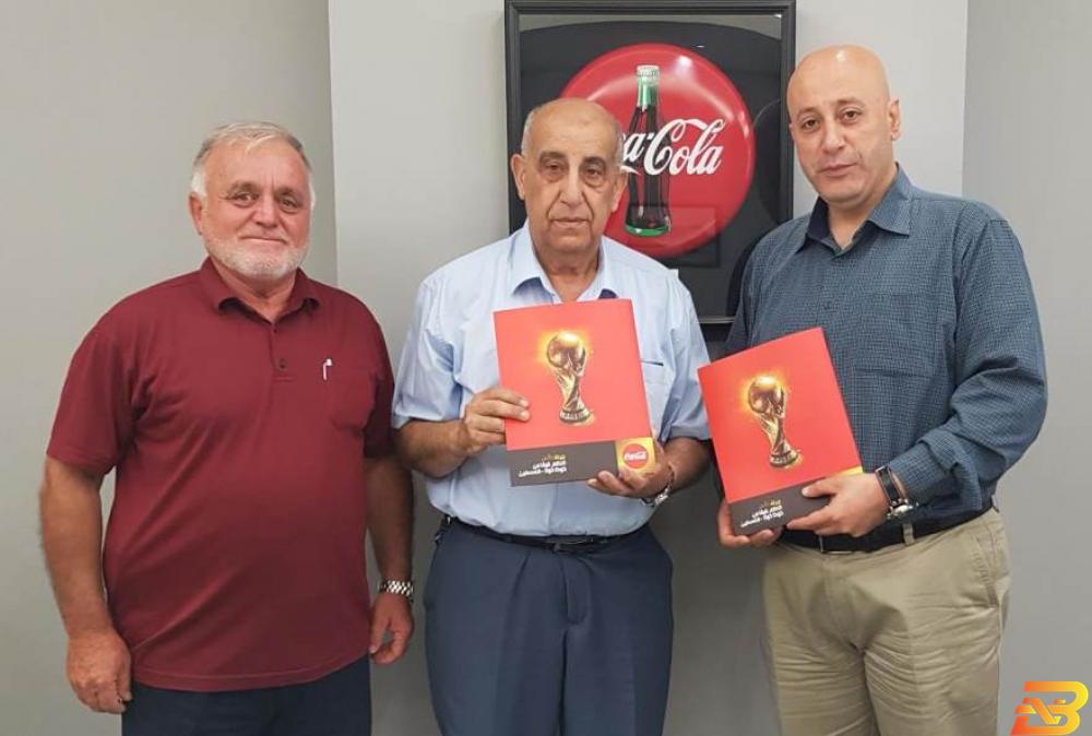 جانب من توقيع الاتفاقية المشروبات الوطنية تجدد رعاية فريق آنسات ثقافي البيرة للمبارزة