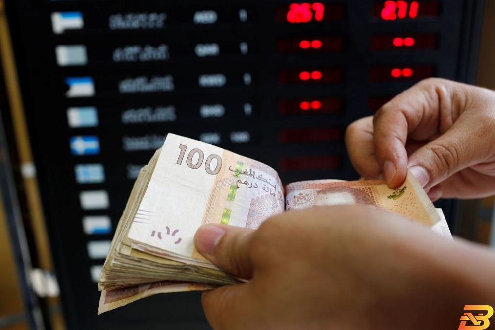 صورة توضيحية-أوراق من عملة الدرهم المغربية-أرشيف رويترز المغرب يوافق على قانون للتأمين الإسلامي (التكافل)