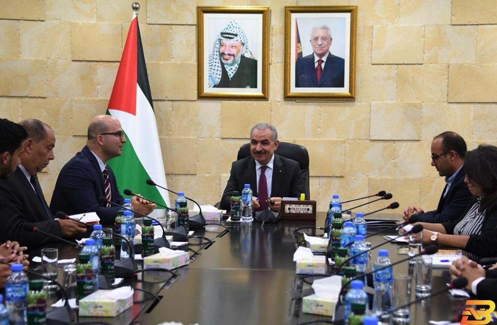 جانب من اللقاء اشتية: سندعم المشاريع الريادية الشبابية الإنتاجية في القدس