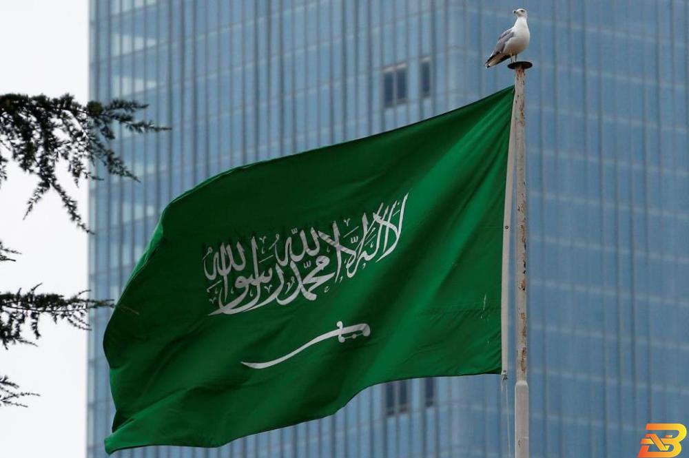 علم السعودية في صورة من أرشيف رويترز الاتحاد الأوروبي يبحث إدراج السعودية بقائمة رمادية لغسل الأموال