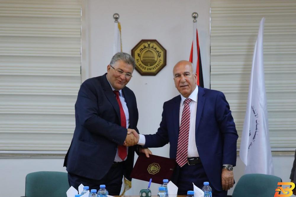 جانب من توقيع الاتفاقية جامعة القدس واتحاد الصناعات الإنشائية يوقعان اتفاقية تعاون