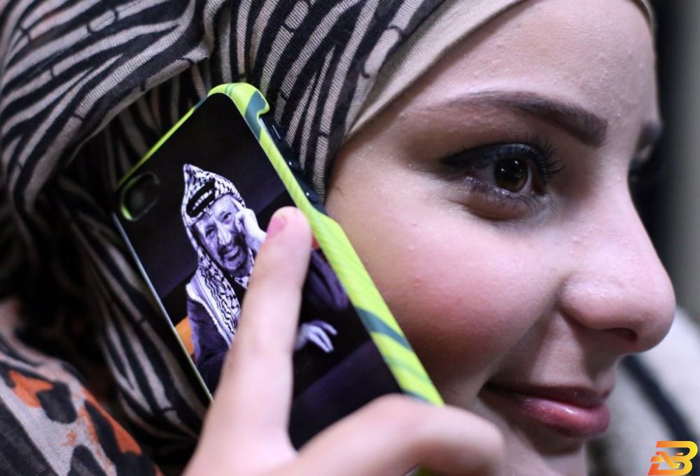 صورة توضيحية-فتاة فلسطينية تتحدث بهاتفها المحمول-أرشيف وكالات هل ستنخفض أسعار الاتصالات والإنترنت في فلسطين؟