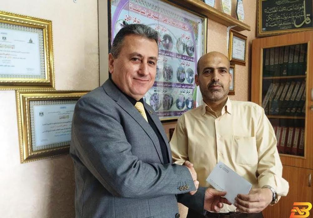 جانب من تسليم التبرع البنك الإسلامي الفلسطيني يدعم نظام الطاقة النظيفة لمدرسة في جباليا