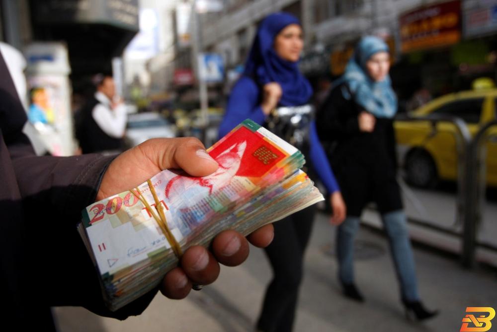 صرّاف متنقل وسط رام الله-أرشيف رويترز الفلسطينيون يرفضون مقترحات دولية لحل أزمة المقاصة