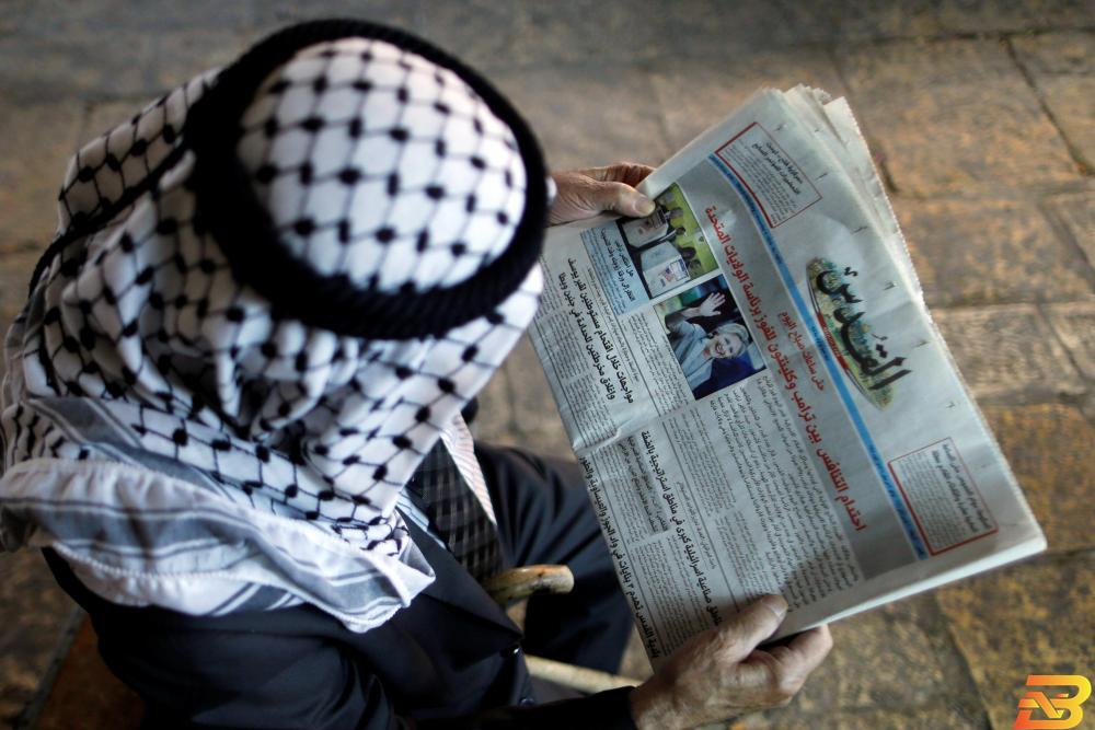 مواطن يطالع صحيفة القدس-أرشيف رويترز صحيفة القدس تحتجب عن الصدور للمرة الأولى منذ 64 عاماً