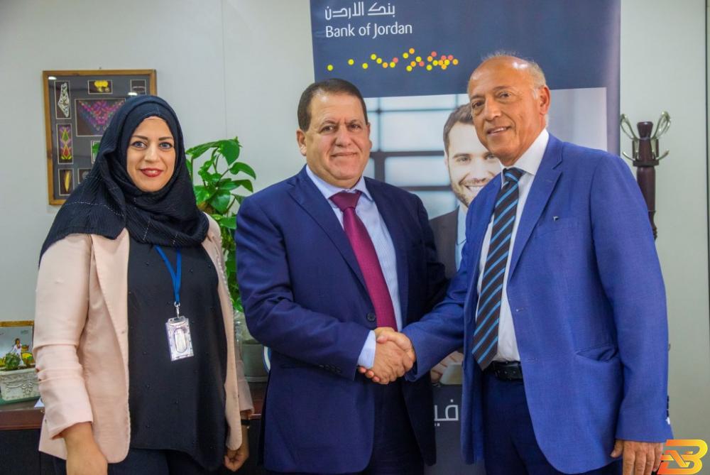 جانب من توقيع الاتفاقية بنك الأردن والناشر توقعان اتفاقية استشارات إعلامية وإعلانية
