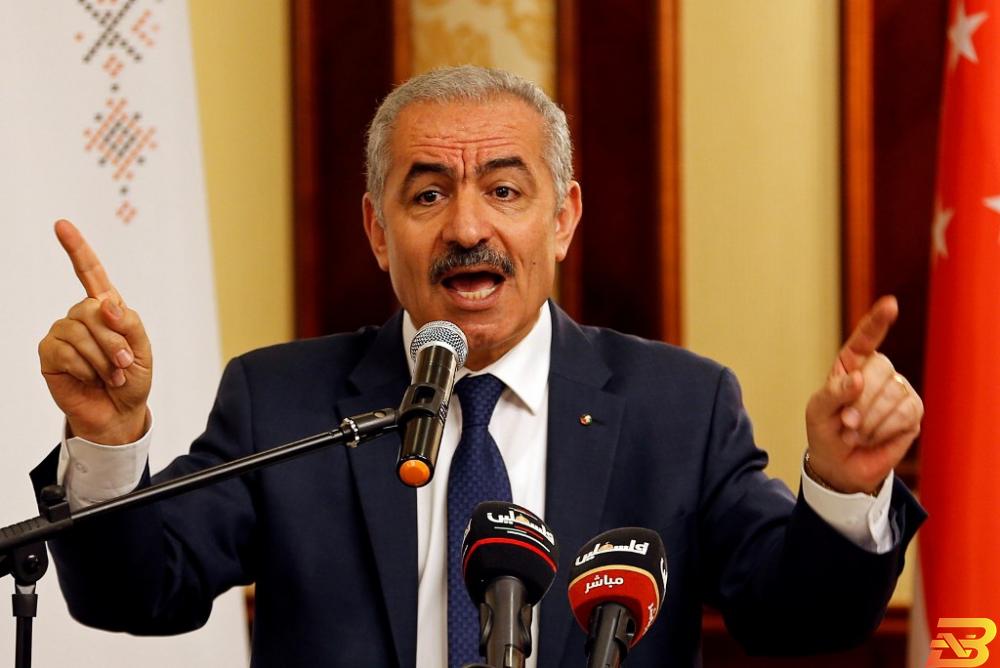 رئيس الوزراء الفلسطيني محمد إشتية خلال ورشة عمل في أريحا يوم 3 يوليو تموز 2019. تصوير: موسى قواسمة - رويترز. الحكومة تدفع 60% من رواتب موظفيها للشهر الخامس على التوالي