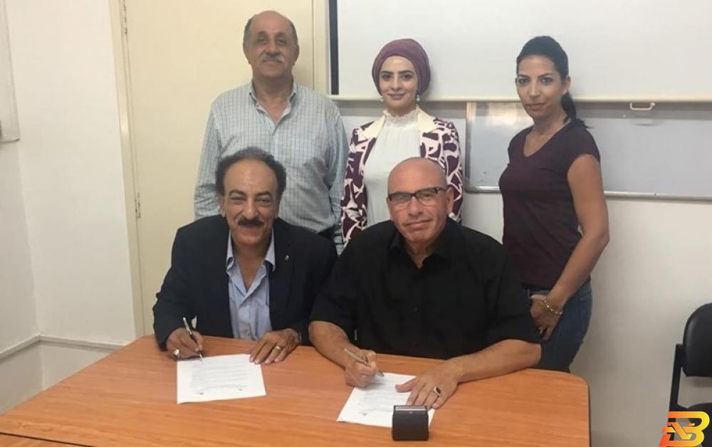 جانب من توقيع الاتفاقية توقيع اتفاقية بين الحاضنة الفلسطينية للطاقة ودائرة تنمية الشباب