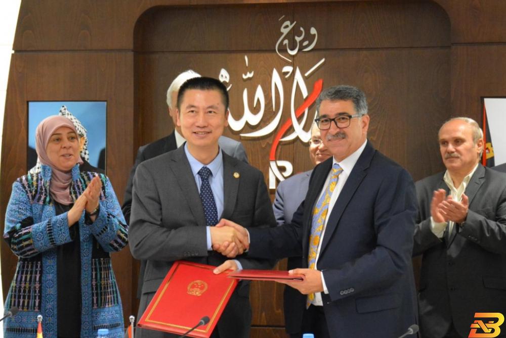 جانب من توقيع الاتفاقية بلدية رام الله توقع اتفاقية انشاء مدرسة ثانوية بتمويل من الحكومة الصينية