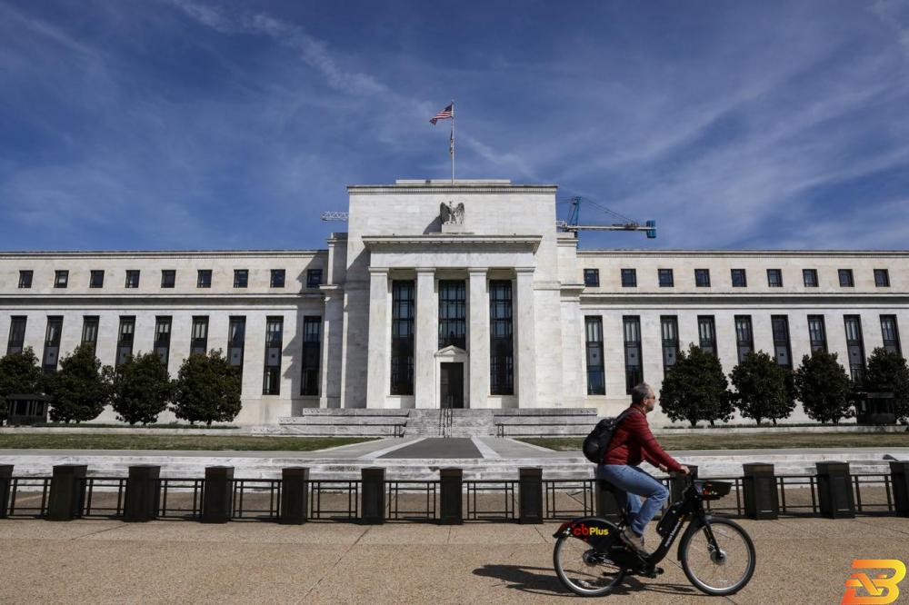 المركزي الأمريكي يخفض أسعار الفائدة ويبقي الباب مفتوحا أمام مزيد من التخفيضات