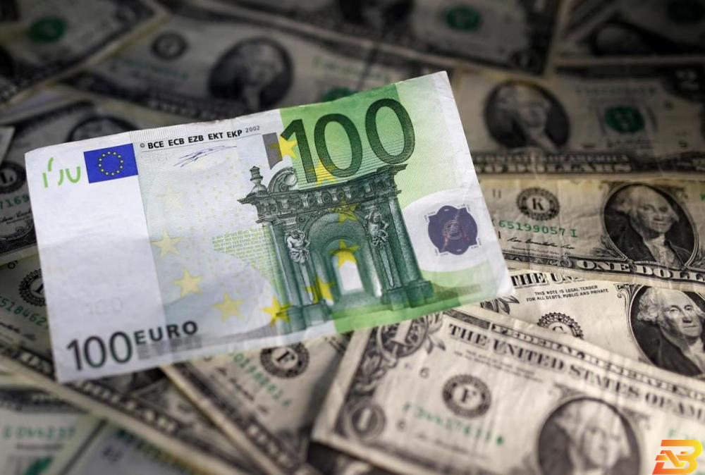 أوراق نقدية من الدولار الأمريكي واليورو - صورة من أرشيف رويترز تعافي الدولار يدفع اليورو والاسترليني لأدنى مستوى في أكثر من عامين