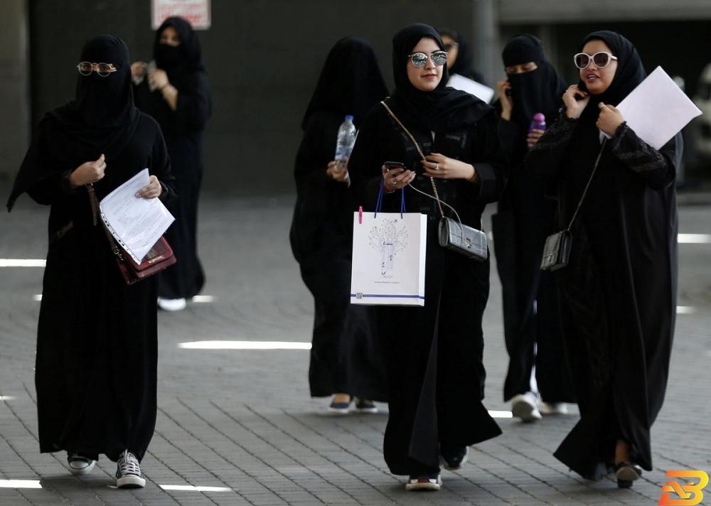 طالبات سعوديات بمعرض للتوظيف في الرياض بصورة من أرشيف رويترز. تمكين أكبر للمرأة في السعودية بعد تقليص صلاحيات ولاية الرجل