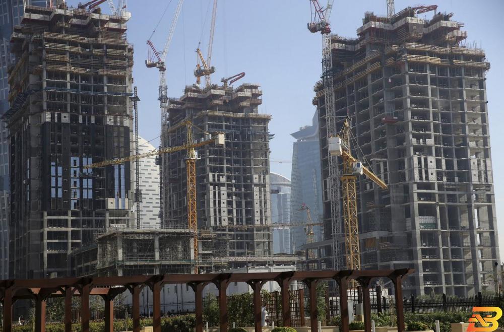 صورة من أرشيف رويترز لمبان قيد الإنشاء في دبي بالإمارات. انخفاض أسعار العقارات السكنية الفاخرة بدبي في النصف الأول