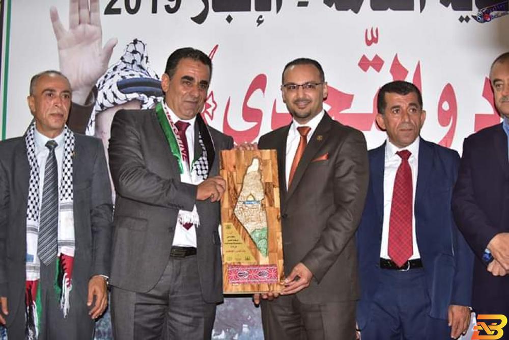 جانب من حفل التكريم بنك القدس يرعى حفلاً تكريمياً لطلبة الثانوية في بلدة بيت ليد